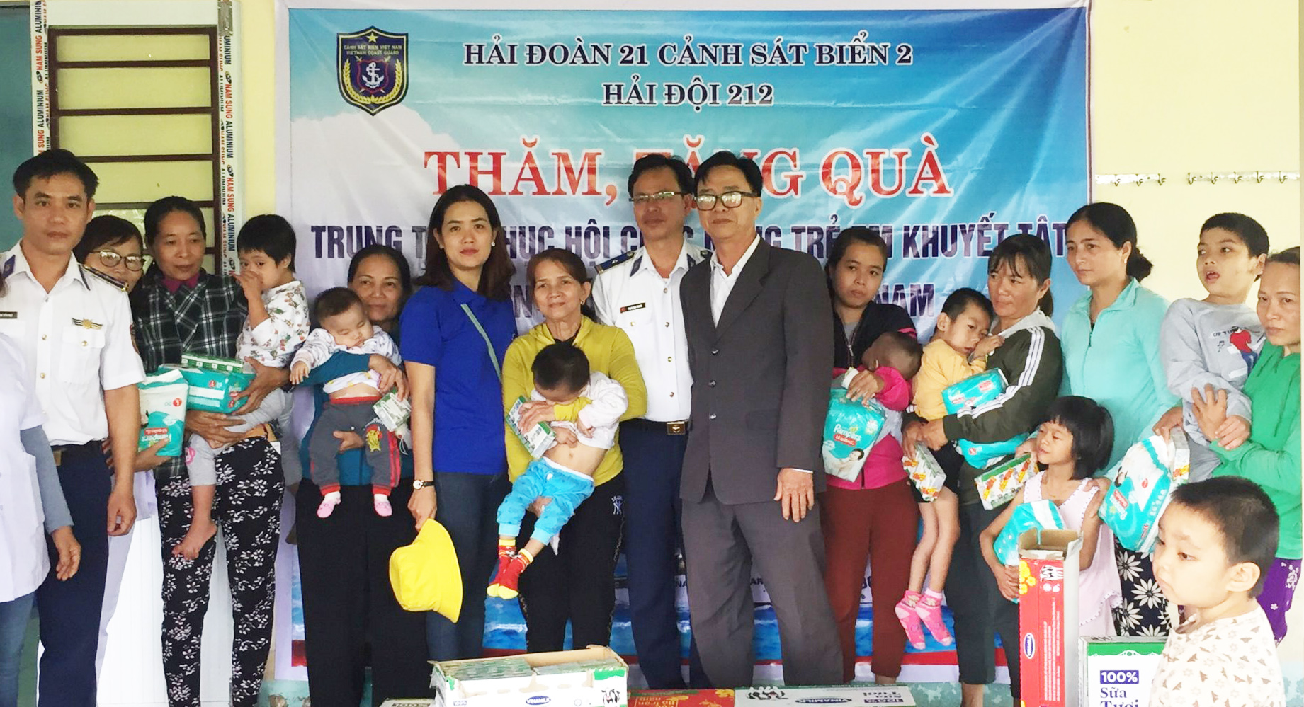 Cảnh sát biển thăm, tặng quà Tết trẻ em khuyết tại Quảng Nam 